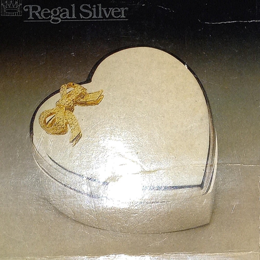 Closeout SALE 25%🛍Regal Silver Heart Shaped Jewelry Box🛍